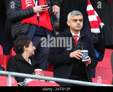 Anfield, Liverpool, Merseyside, Großbritannien. Februar 2020. English Premier League Football, Liverpool versus Southampton; Liverpools Anhänger und Bürgermeister von London Sadiq Khan schaut von der Box der Regisseure aus - Ausschließlich redaktioneller Gebrauch. Keine Verwendung mit nicht autorisierten Audio-, Video-, Daten-, Regallisten-, Club-/Liga-Logos oder Live-Diensten. Die Online-Nutzung ist auf 120 Bilder beschränkt, keine Videoemulation. Keine Verwendung bei Wetten, Spielen oder Einzelspielen/Liga-/Spielerveröffentlichungen Credit: Action Plus Sports/Alamy Live News Stockfoto