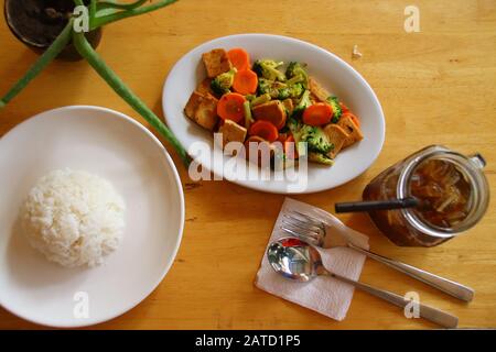 Gebratene Tofu und Gemüse, ein gesundes veganes Gericht, rühren Stockfoto