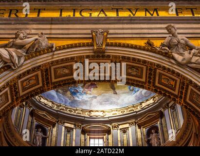 Ein Detail eines Torbogens in der Petersbasilika, Vatikanstadt/Rom, Italien. Stockfoto