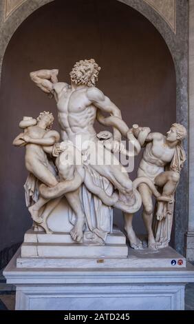 Die berühmte Statue Laocoon und Seine Söhne sind im Vatikanischen Museum, Vatikanstadt, ausgestellt. Stockfoto