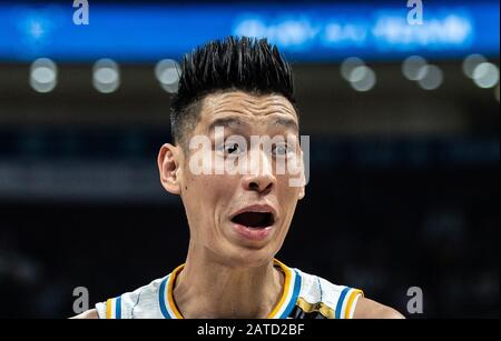 Peking, China. 17 Jan, 2020. Jeremy Lin von Peking Enten Basketball Club während der 28 Runden Match gegen Shenzhen Flieger an der chinesischen Basketball-Liga (CBA) Liga in Peking, der Hauptstadt von China, Jan. 17, 2020 reagiert. Credit: Wu Zhuang/Xinhua/Alamy leben Nachrichten Stockfoto
