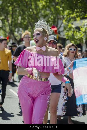 Melbourne, Australien. Februar 2020. Tausende von Menschen ziehen auf der 25. Jährlichen Midsomma Pride March in St. Kilda an, um Unterstützung für die LGBTQIA Community zu zeigen. Die Feier wurde dann im Vorland der Catani Gardens fortgesetzt. Die Veranstaltung war Teil des Programms des Midsomma Festivals 2020 für queere Kunst- und Kulturveranstaltungen, das diesen Sommer 22 Tage in Melbourne stattfand. Kredit: PJ Heller/ZUMA Wire/Alamy Live News Stockfoto