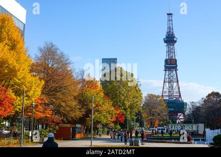 Sapporo, Japan - 31. Oktober 2019: Die Menschenmassen genießen Sonnenschein an einem kühlen Herbsttag vor dem Sapporo TV Tower im Odori Park Stockfoto