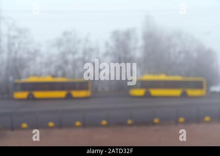 Gelbe Busse im Nebel. Gelbe Schulbusse in einem nebligen Dunst. Verschwommen. Stockfoto