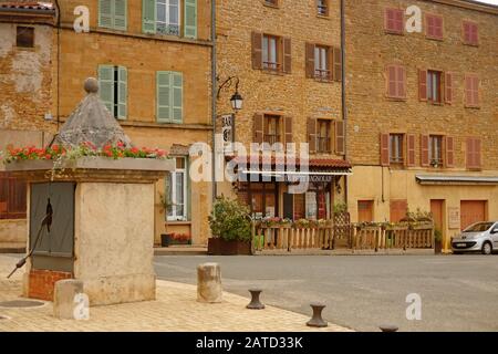 Am frühen Morgen Blick über das schöne goldene Steindorf Bagnols, das alte Wasser pumpt die - region pierre dorées in Frankreich Stockfoto