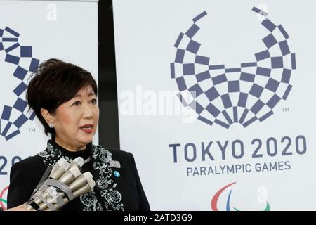 Tokio, Japan. Februar 2020. Die Tokioter Gouverneurin Yuriko Koike beantwortet Fragen von Journalisten nach der großen Eröffnungsfeier der Ariake Arena am 2. Februar 2020 in Tokio, Japan. Das neue Sport- und Kulturzentrum wird die Volleyball- und Rollstuhlbasketballwettbewerbe während der Olympischen Spiele in Tokio 2020 veranstalten. Kredit: Aflo Co. Ltd./Alamy Live News Stockfoto