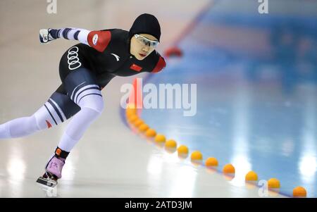 Milwaukee, USA. Februar 2020. XI Dongxue aus China tritt beim 1500-m-Rennen der Frauen bei den ISU Four Continents Speed Skating Championats in Milwaukee, den Vereinigten Staaten, 1. Februar 2020 an. Kredit: Li Ying/Xinhua/Alamy Live News Stockfoto