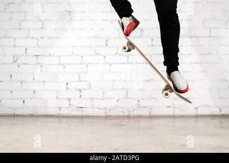 Skateboarder, der Skateboard-Trick ausführt - Ollie auf Beton. Olympiateilnehmer übt Sprung aus und bereitet sich auf den Wettkampf vor. Extremsport, Jugendkultur Stockfoto