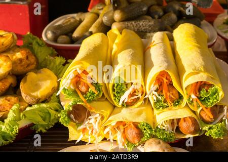 Burrito mit Wurst. Konzept für Straßennahrung. Stockfoto