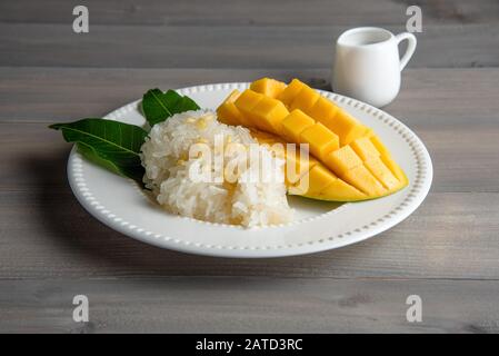 Süßes Mango mit stikelem Reis, thailändisches Dessert Stockfoto