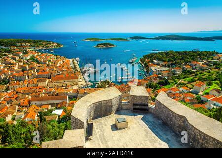 Bewundernswerter Blick von der Festung Spanjola mit Hvar Hafen und grünen Inseln im Hintergrund, Hvar Insel, Dalmatien, Kroatien, Europa Stockfoto