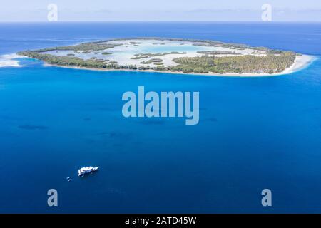 Eine abgelegene tropische Insel im Molukkensee wird von Mangrovenwald umgeben, der eine flache Lagune umgibt. Diese Insel liegt inmitten des Korallendreiecks. Stockfoto