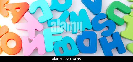 Bunte Buchstaben Bausteine zufällig verstreut auf weißem Hintergrund Stockfoto