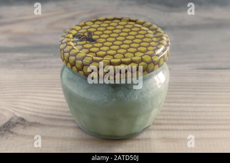 Imkerei Produkt: Propolis im Honig in einem Glas. Stockfoto