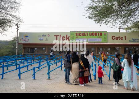 Faridabad, Indien - Februar 1, 2020: Ticketbuch-Tor zum Surajkund Crafts Mela am Eröffnungstag Stockfoto