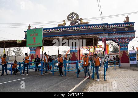 Faridabad, Indien - Februar 1, 2020: Buntes Eingangstor zum Surajkund Crafts Mela mit Sicherheitsscannen am Eröffnungstag Stockfoto