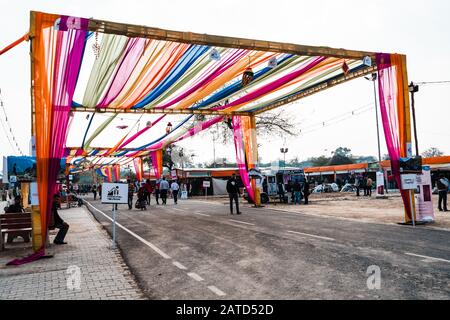 Faridabad, Indien - Februar 1, 2020: Buntes Eingangstor zum Surajkund Crafts Mela am Eröffnungstag Stockfoto