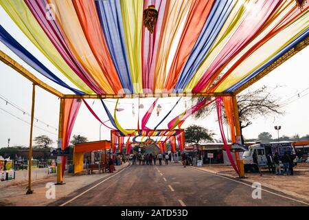 Faridabad, Indien - Februar 1, 2020: Buntes Eingangstor zum Surajkund Crafts Mela am Eröffnungstag Stockfoto