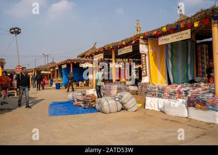 Faridabad, Indien - Februar 1, 2020: Leere Stände im Surajkund Crafts Mela als Händler und Handwerker bereiten sich auf die Menge der Käufer vor Stockfoto