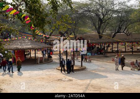 Faridabad, Indien - Februar 1, 2020: Leere Stände im Surajkund Crafts Mela als Händler und Handwerker bereiten sich auf die Menge der Käufer vor Stockfoto