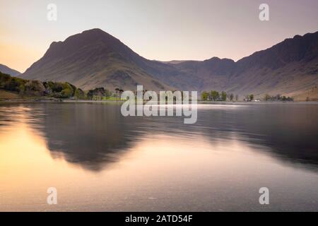 Morgendämmerung um Buttermere, dem See im englischen Lake District in Nordwestengland. Das angrenzende Dorf Buttermere trägt seinen Namen vom See. Stockfoto