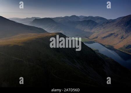 Drone View over High Snockrigg Fiel von Buttermere, dem See im englischen Lake District in Nordwestengland. Stockfoto