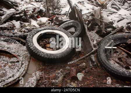 Reifen und anderer Müll an einer alten illegalen Müllhalde aus den 1950er und 1960er Jahren, auf einem Bluff über dem Kootenai River, südöstlich von Troy, Montana. Stockfoto