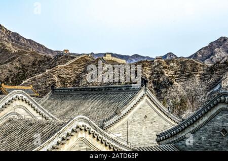 Gebäude eines Fragments der Chinesischen Mauer in den Bergen bei Peking. Stockfoto