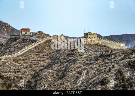 Gebäude eines Fragments der Chinesischen Mauer in den Bergen bei Peking. Stockfoto