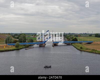 Eine moderne Querbrücke, die es einem Segelschiff ermöglicht, von einem Jachthafen in den niederländischen Nordseekanal zu gelangen. Stockfoto