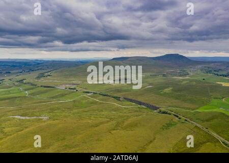 Die Drohne schoss auf den Ribblehead Viaduct, eines Der Wahrzeichen In North Yorkshire Stockfoto