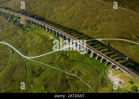 Die Drohne schoss auf den Ribblehead Viaduct, eines Der Wahrzeichen In North Yorkshire Stockfoto