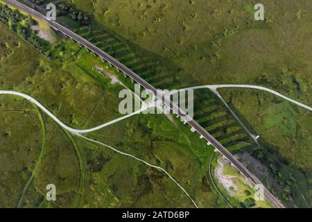 Die Drohne schoss auf den Ribblehead Viaduct, eines Der Wahrzeichen In North Yorkshire Stockfoto