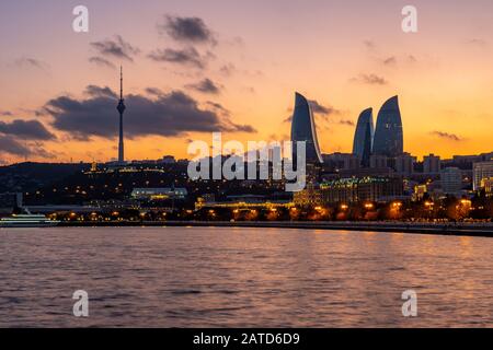 Blick auf Baku mit den Wolkenkratzern der Flame Towers Stockfoto