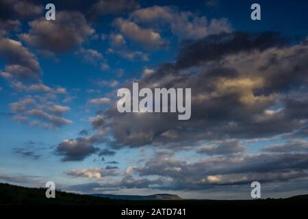 Der Sonnenuntergang über Ingleborough ist der zweithöchste Berg in den Yorkshire Dales. Er ist einer der drei Gipfel von Yorkshire. Stockfoto