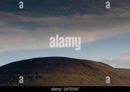 Der Sonnenuntergang über Ingleborough ist der zweithöchste Berg in den Yorkshire Dales. Er ist einer der drei Gipfel von Yorkshire. Stockfoto