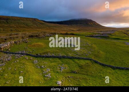 Der Sonnenuntergang über Ingleborough ist der zweithöchste Berg in den Yorkshire Dales. Er ist einer der drei Gipfel von Yorkshire. Stockfoto