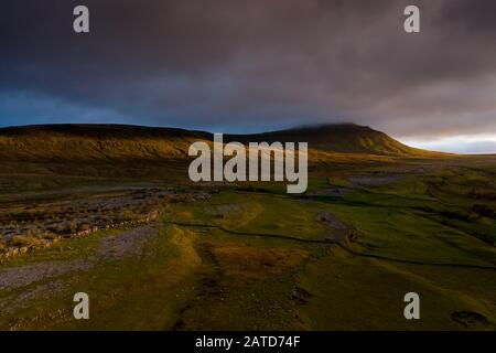 Der Sonnenuntergang über Ingleborough ist der zweithöchste Berg in den Yorkshire Dales. Er ist einer der drei Gipfel von Yorkshire. Stockfoto