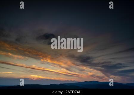 Der Sonnenuntergang über Ingleborough ist der zweithöchste Berg in den Yorkshire Dales. Er ist einer der drei Gipfel von Yorkshire. Stockfoto