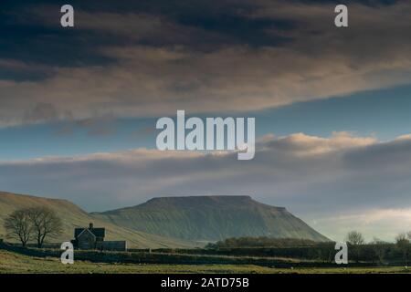 Der Sonnenuntergang über Ingleborough ist der zweithöchste Berg in den Yorkshire Dales. Er ist einer der drei Gipfel von Yorkshire und wird häufig als p bestiegen Stockfoto