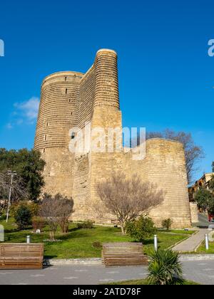 Der Maiden Tower in Baku wurde im 12. Jahrhundert erbaut. Stockfoto