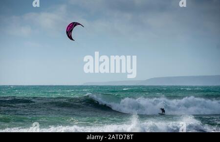 Ein Kiteboarder oder Paraborder segelt auf den kornischen Wellen. GROSSBRITANNIEN Stockfoto