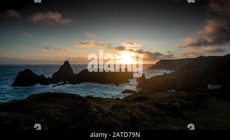 Sonnenuntergang über Kynance Cove, Cornwall, Großbritannien Stockfoto