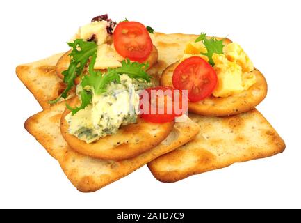 Herzhafte Käsekekse und Käsesorten auf weißem Hintergrund Stockfoto