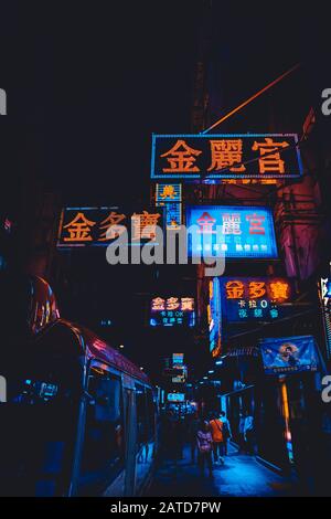 Hongkong - November 2019: Neonlampen und Schilder in den Straßen Hongkongs nachts Stockfoto