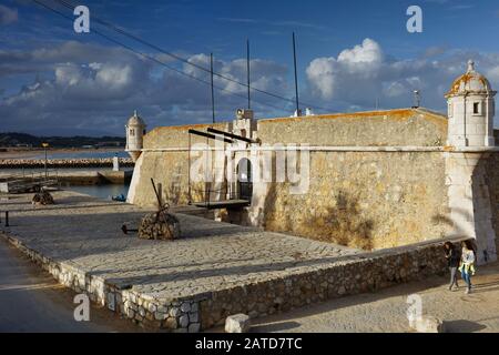 Lagos, Portugal - 12. Mai 2017: Fort von Ponta da Bandeira, auch Fort unserer Lieben Frau von Penha de Franca genannt, oder einfach nur die Festung Lagos. Das um 1690 erbaute Fort wurde in den 1960er Jahren restauriert und heute ist das Innere für die Öffentlichkeit zugänglich Stockfoto