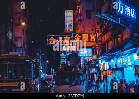 Hongkong - November 2019: Neonlampen und Schilder in den Straßen Hongkongs nachts Stockfoto