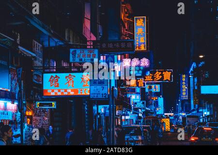 Hongkong - November 2019: Neonlampen und Schilder in den Straßen Hongkongs nachts Stockfoto