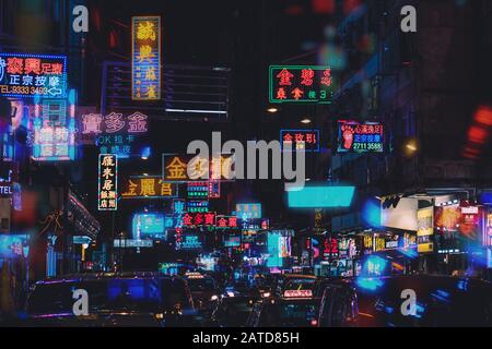 Hongkong - November 2019: Neonlampen und Schilder in den Straßen Hongkongs nachts Stockfoto