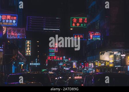 Hongkong - November 2019: Neonlampen und Schilder in den Straßen Hongkongs nachts Stockfoto